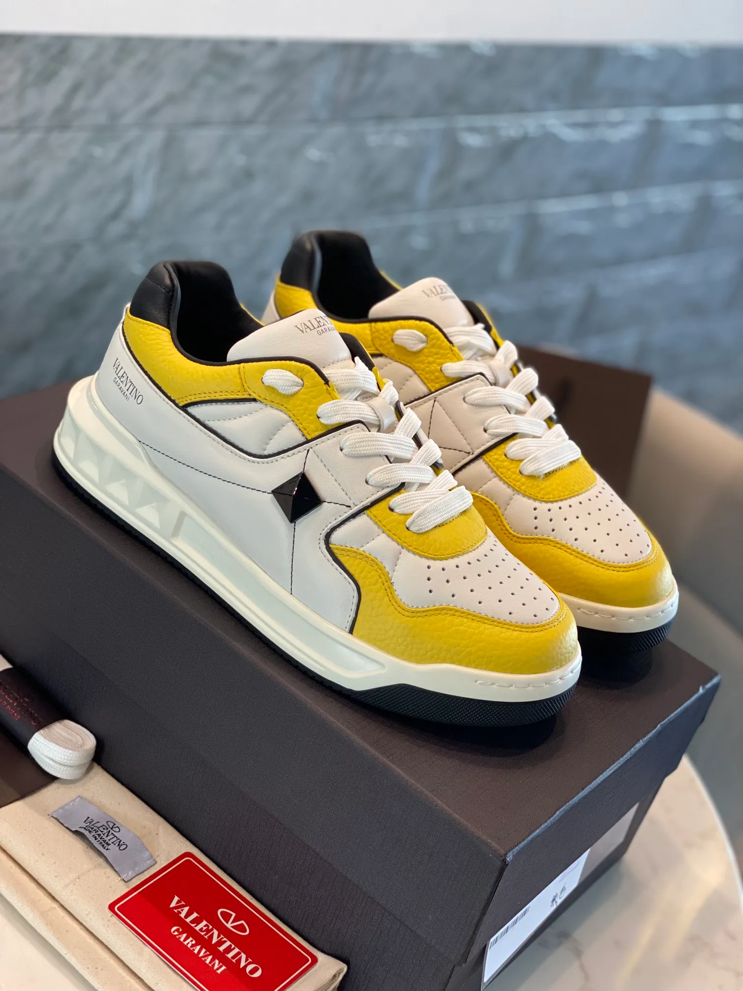👟👟Ex-factory price 780👟👟 Valentino ONE STUD calfskin lace-up sneakers. Soft suede low-top sneakers, classic and versatile, couple's sneakers, special goods, worth buying! A pair of simple shoes with unique details will save you from the difficulty of dressing. OneStud sneakers, with quilted plaid and oversized rivets, create an eye-catching punk style and get rid of the heavy feeling of this season's clothing. U👟👟Ex-factory price raise calfskin derby shoes, with exquisite leather construction and simple silhouette, smooth lines set the tone of coolness, they are a versatile item in the wardrobe. There are more Valentino boutique shoes waiting for you to unlock! It’s time to get the shoes you’ve been coveting for a long time! Officially on sale 7,+++ - Seven straps, decorated with metallic rubber effect. Decoration on the back and tongue. Size 35-44.